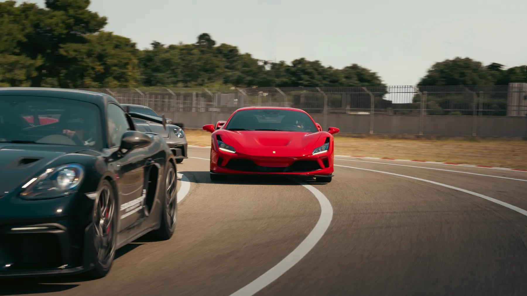 Parco auto di Scuola di Guida Sicura in movimento sul circuito
