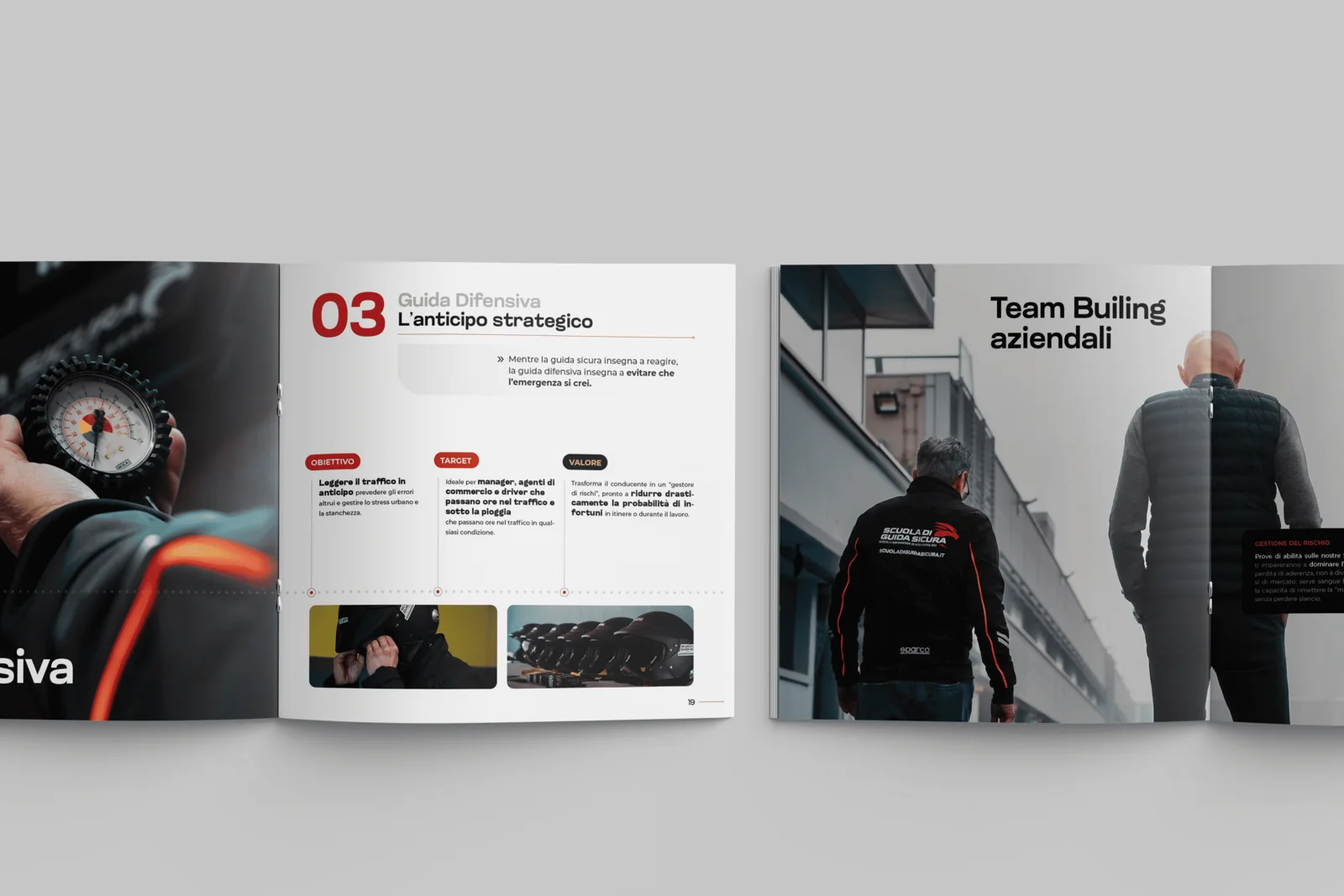 Mockup della brochure SDGS aperta sulle pagine di guida difensiva e team building