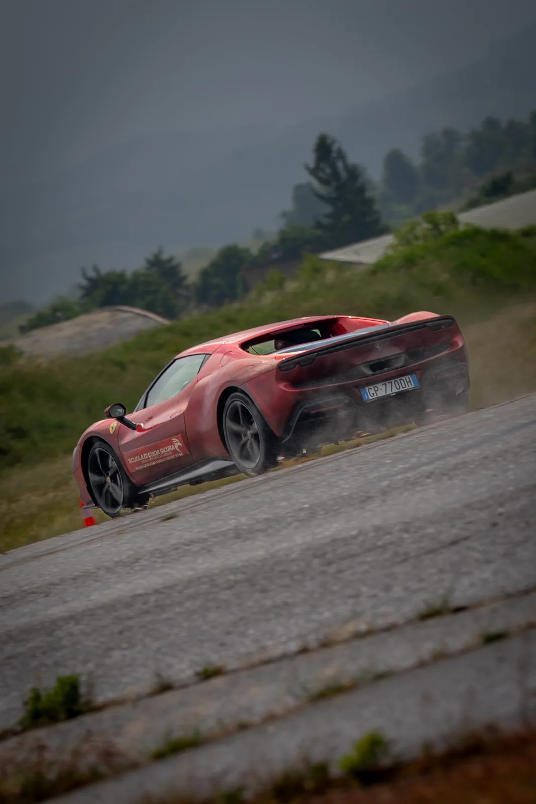 Ferrari rossa in movimento durante le attività di guida a Piacenza