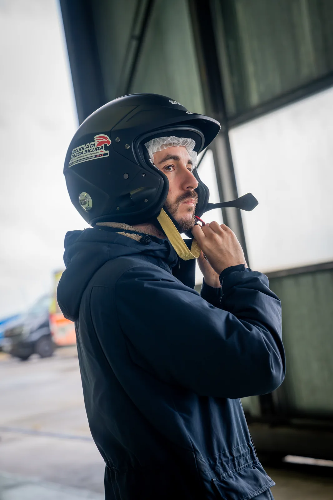 Partecipante mentre sistema il casco prima dell’esperienza di guida