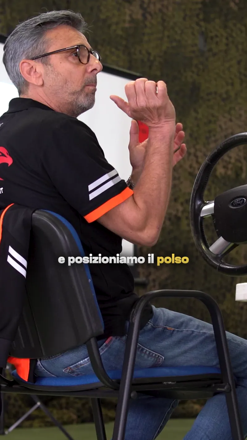 Vito Popolizio spiega la corretta distanza dal volante