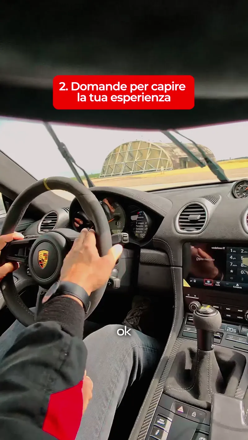 Fotogramma del reel sul ruolo dell’istruttore durante un giro in pista