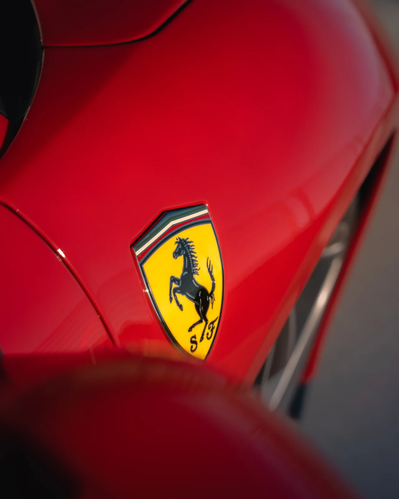 Dettaglio dello stemma Ferrari sulla carrozzeria rossa