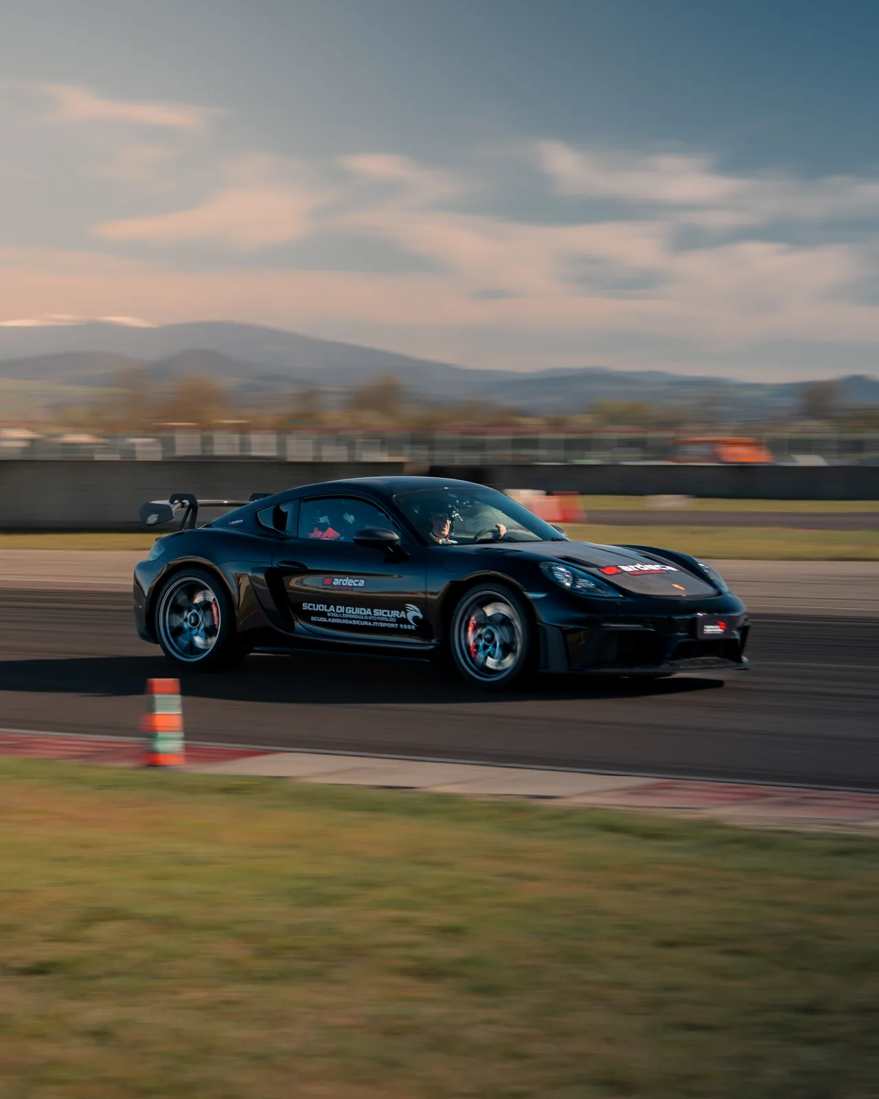 Porsche scura durante una sessione di guida sul circuito Tazio Nuvolari