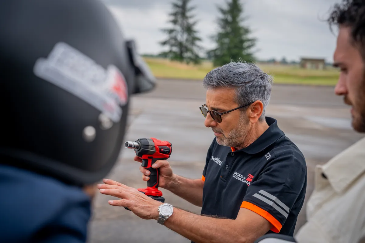 Esercitazione di pit stop durante una giornata aziendale