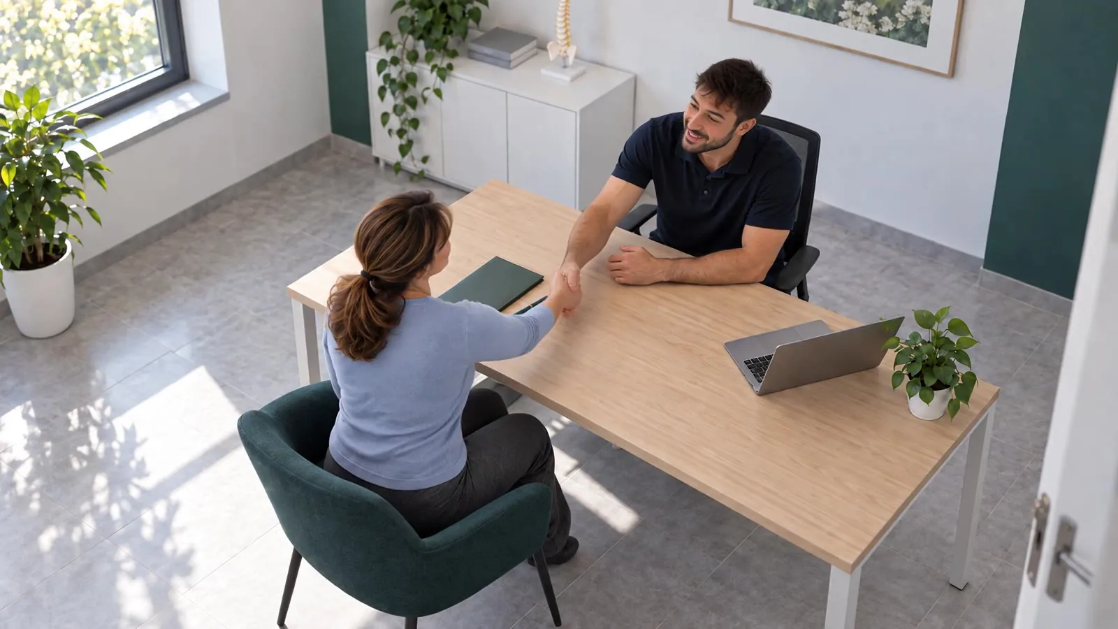 Scena AI: incontro di consulenza ripreso dall’alto
